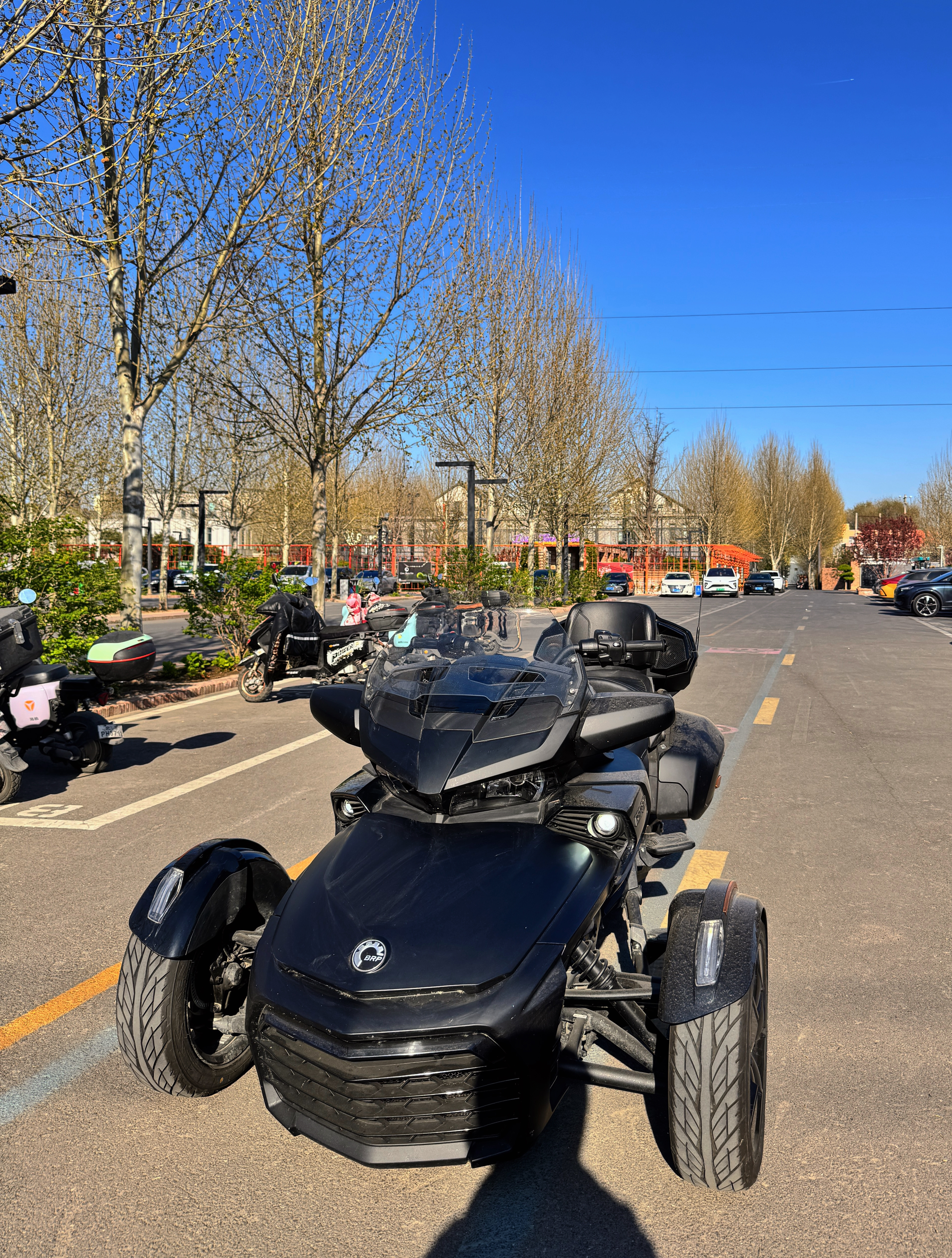 天气不错 骑老板的庞巴迪出来遛遛