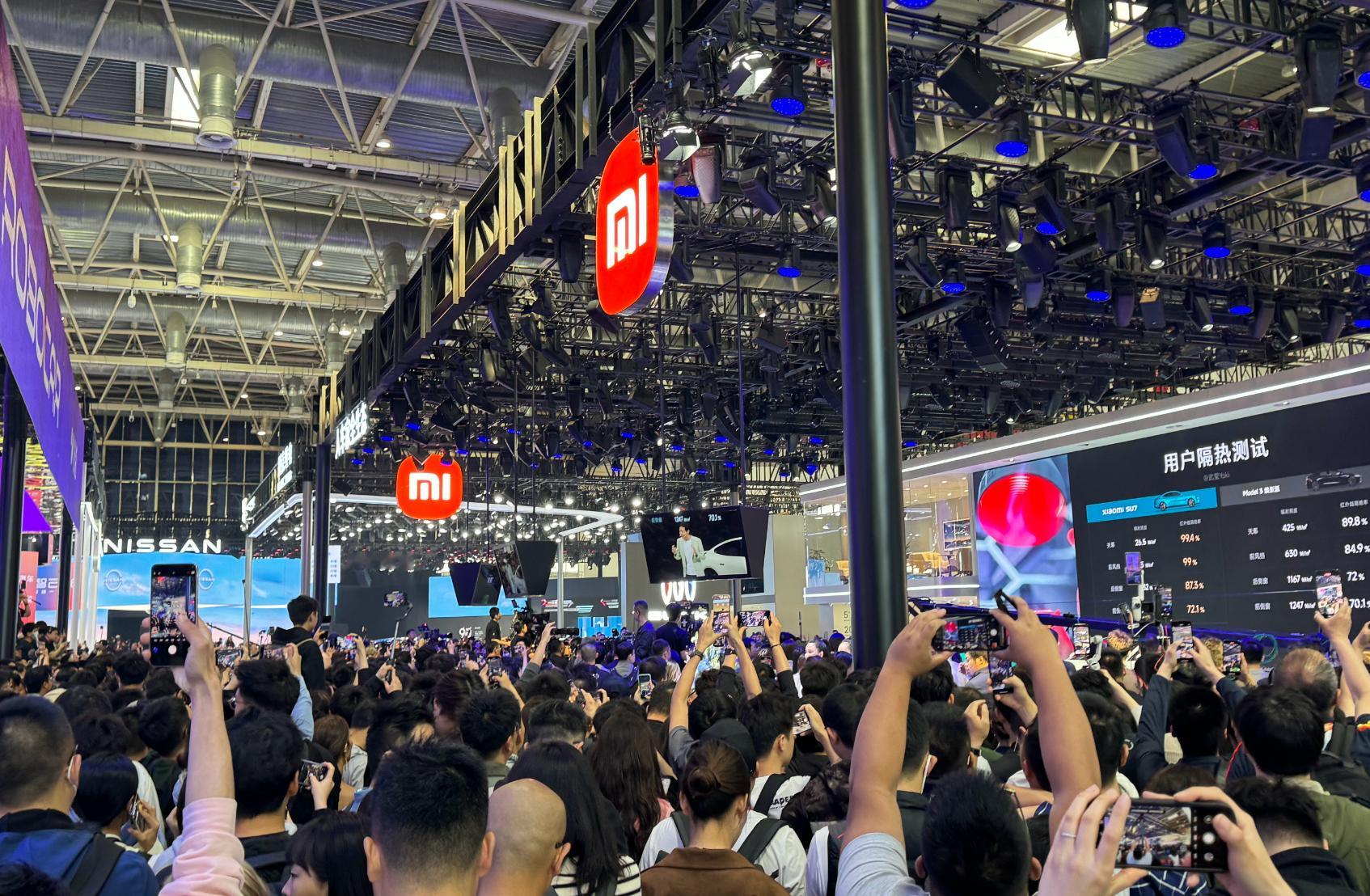 雷军去北京车展小米展台引发了巨量人群围观，整层流量都被雷总吸走了，北京车展办成了