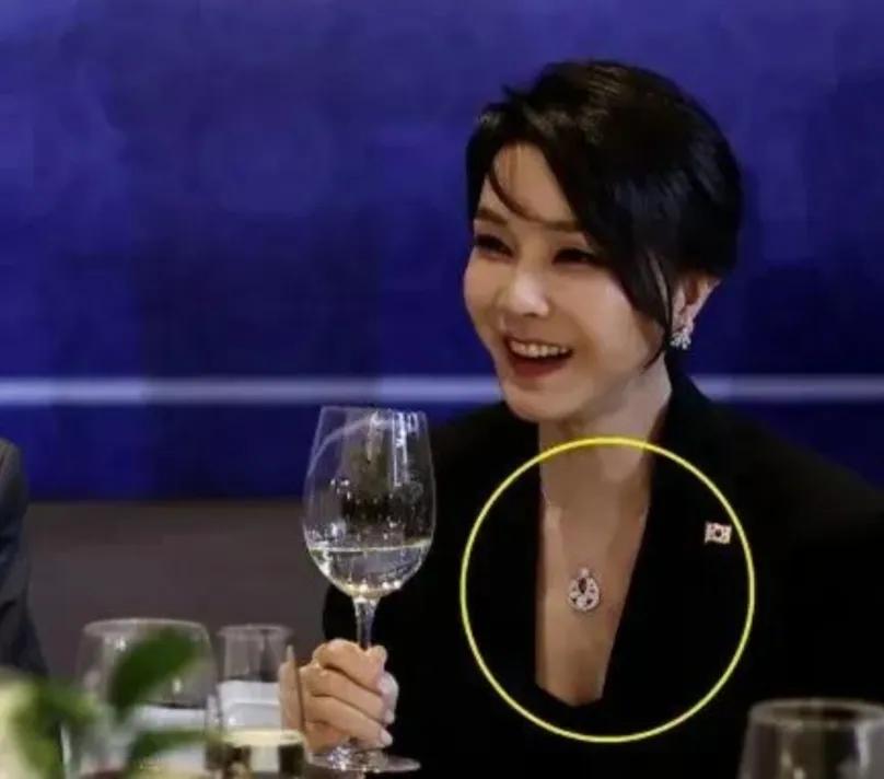 金建希说谎被揭穿了，金建希还是韩国第一夫人的时候，她出访别国的时候，脖子上经常戴