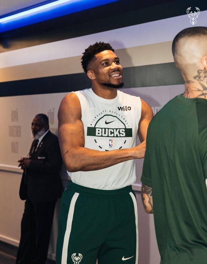 一名球队总经理表示：“雄鹿要价高得离谱，他们要所有的年轻球员，再加上所有的选秀权