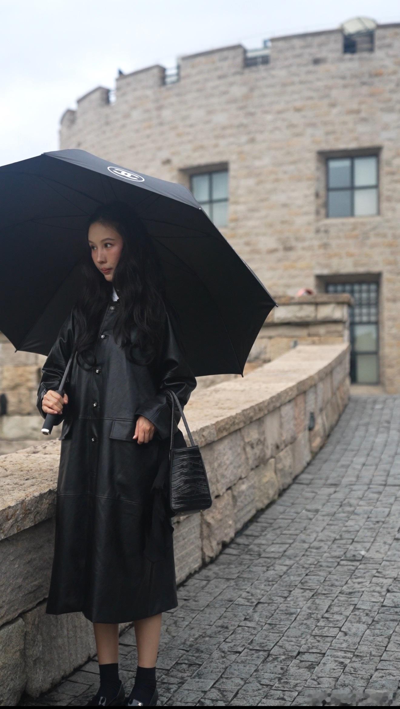 乖乖安利一个无敌神物！就是这把香奈儿64块钱的雨伞，妈呀！！！！最近广东天天天天