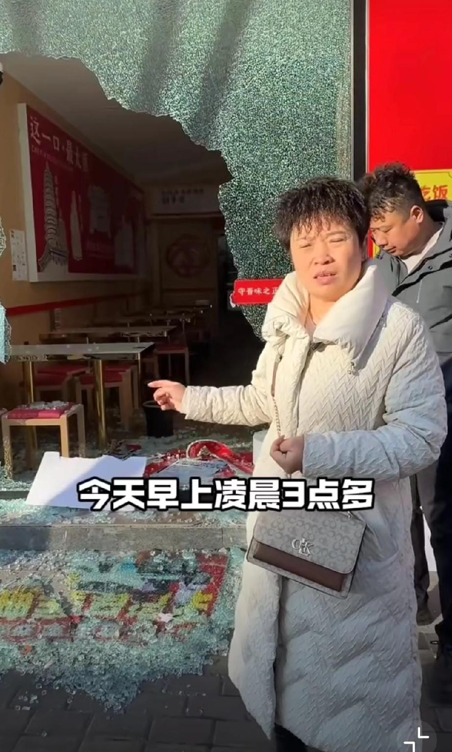 中年夫妻创业开店一个多月店被砸，12月29日凌晨男子将店玻璃砸碎后逃离，一个月前