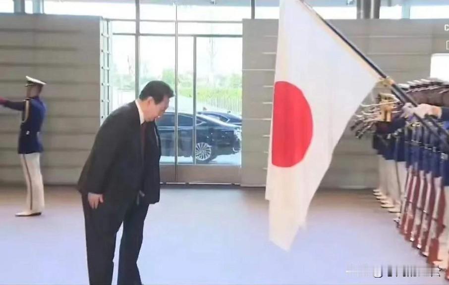 日本当时就坑过尹锡悦，特朗普可不上当！
特朗普在与高市早苗会晤前的致敬仪式上，尽