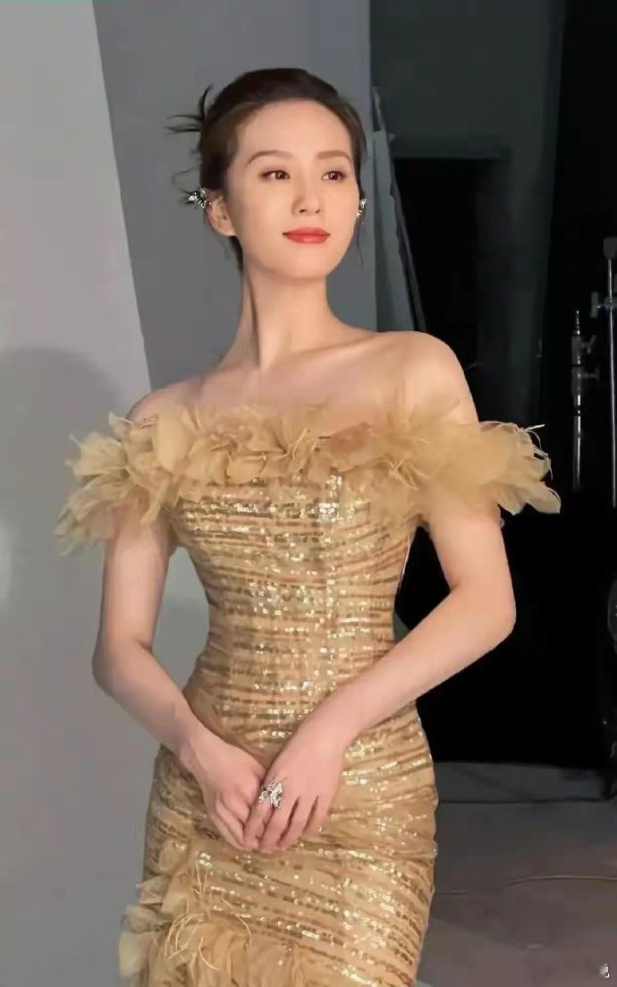 她怎么变成这样了？不管是演戏还是出席活动，干什么都梗着个脖子，真的没有人告诉这么