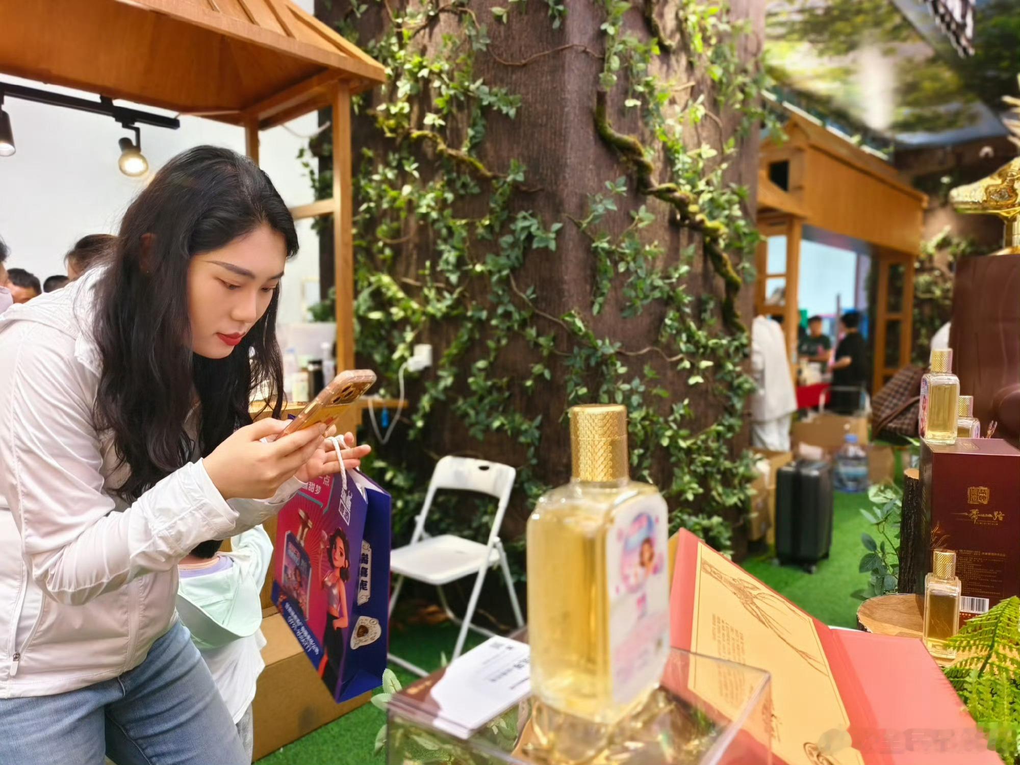 在兰洽会舞台上讲好陇酒新故事，瑞鹿“微醺甜梦”引发行业关注瑞鹿酒亮相第32届兰洽