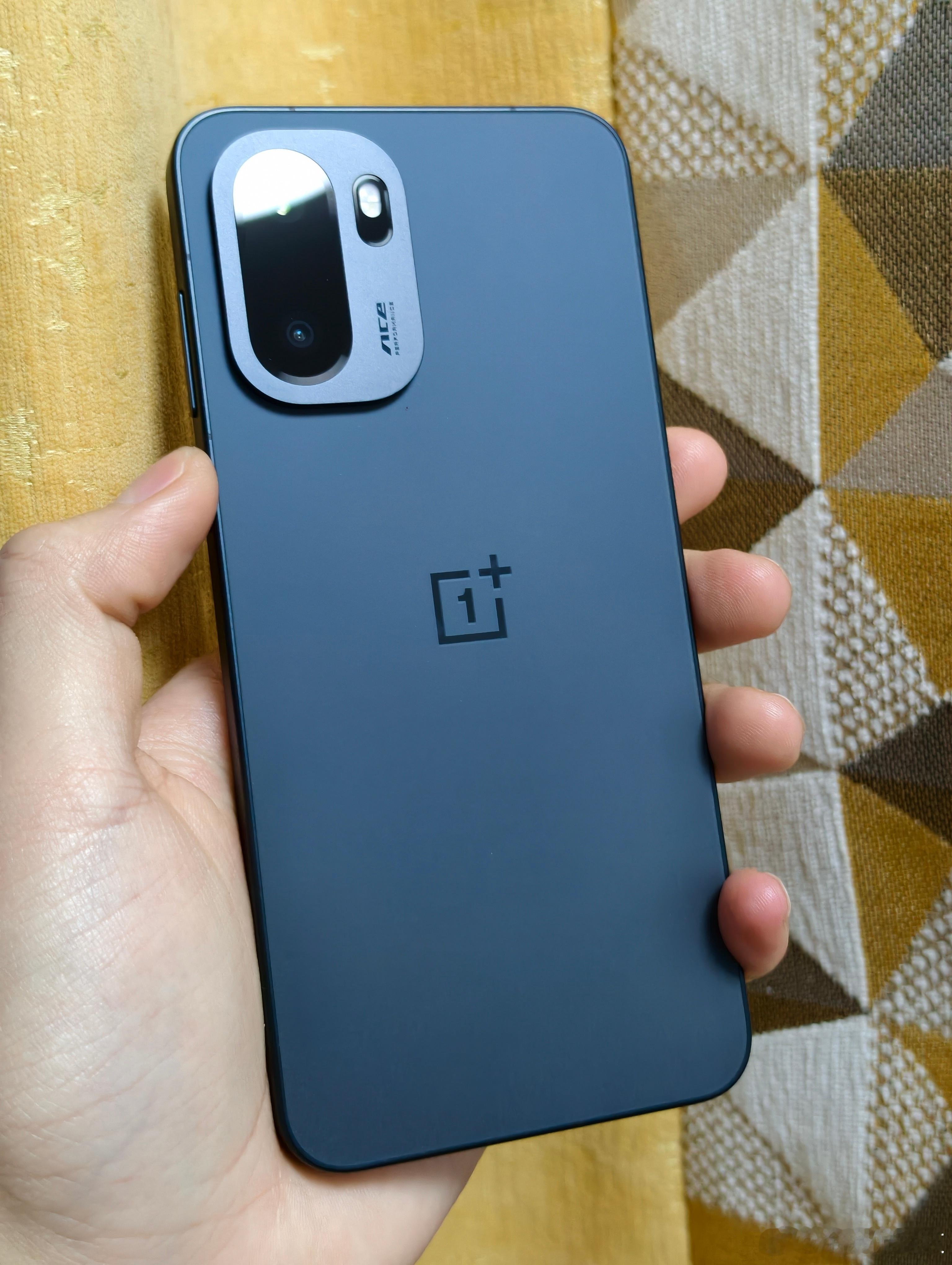 如果想逃离其他品牌，但又不想花太多钱上旗舰，那么Ace 6作为一个过渡产品还是蛮