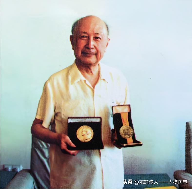 1989年，钱学森获国际理工研究所授予的“小罗克韦尔奖”。这是他在国内领奖时的留