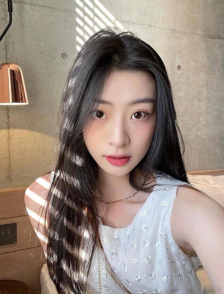 王承渲多次在社交平台发文想离开青你2的意难平，最终还是去了咖啡店打工。选秀造梦，