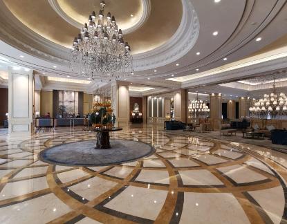 上海，一女子带着60多岁母亲，入住8455元酒店，可办理入住时，酒店经理坐在客人