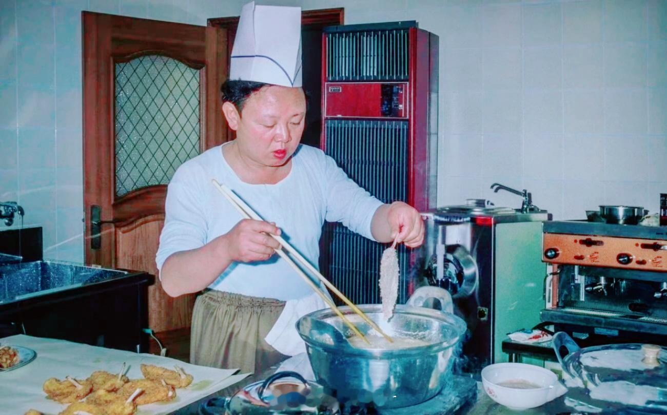 1991年，一位严谨的父亲在给孩子们炸虾。
