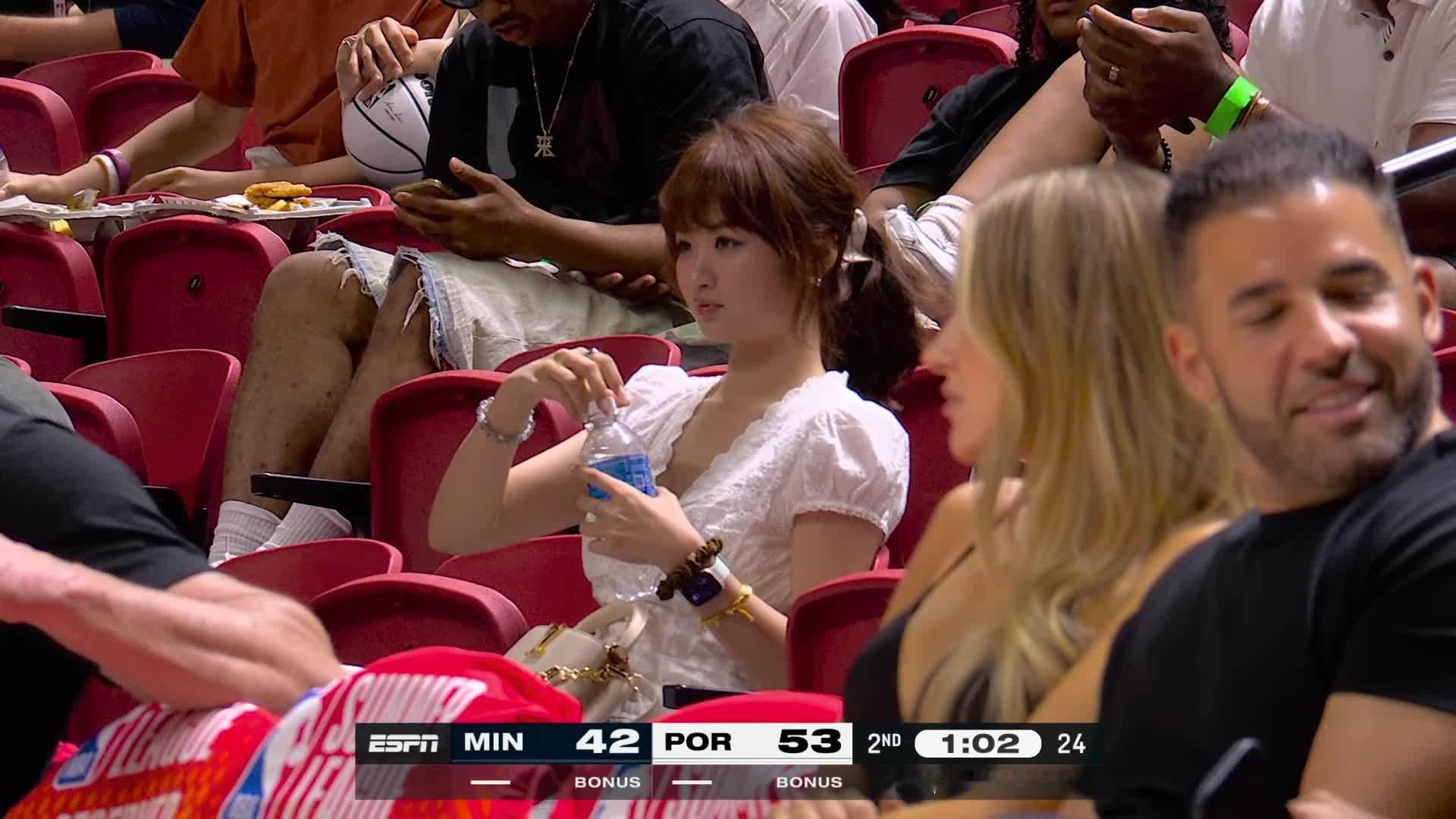 直播镜头给到了场边观战的瀚森女友NBA夏季联赛杨瀚森