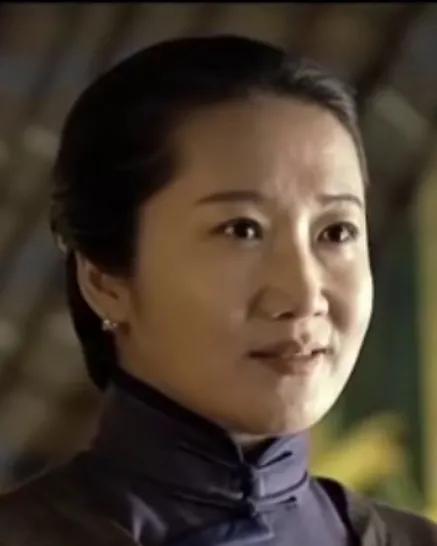  桂姨（孤狼）的扮演者郭虹，1970年3月2日出生于甘肃省酒泉市敦煌市，中国内地