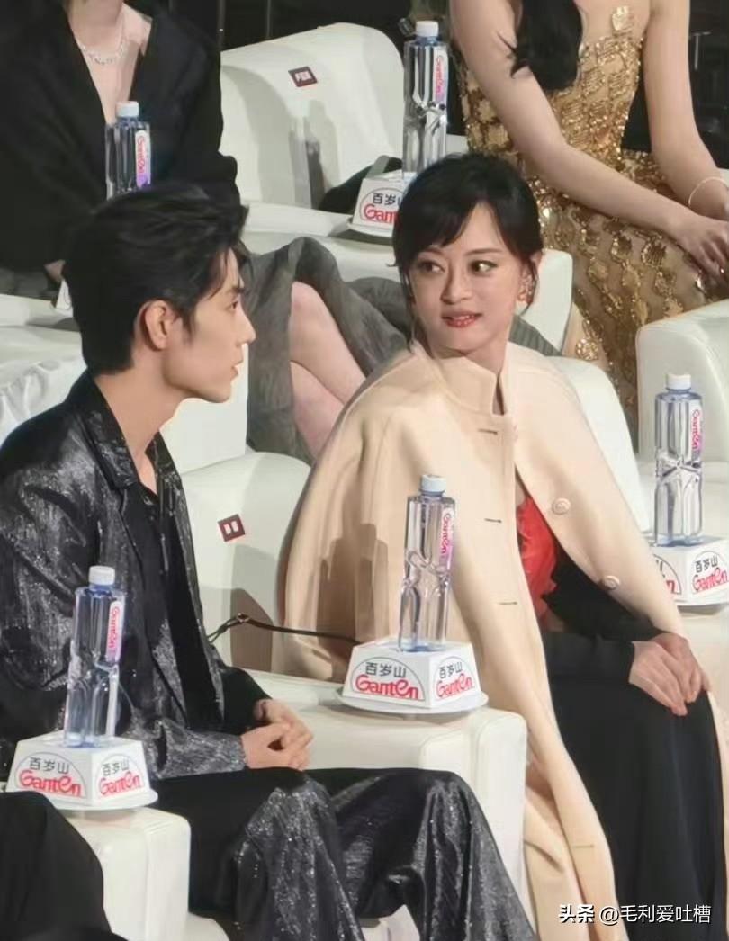 电视剧品质盛典上肖战和孙俪挨着坐，总感觉孙俪看肖战的眼神不一般。
有人说这眼神里