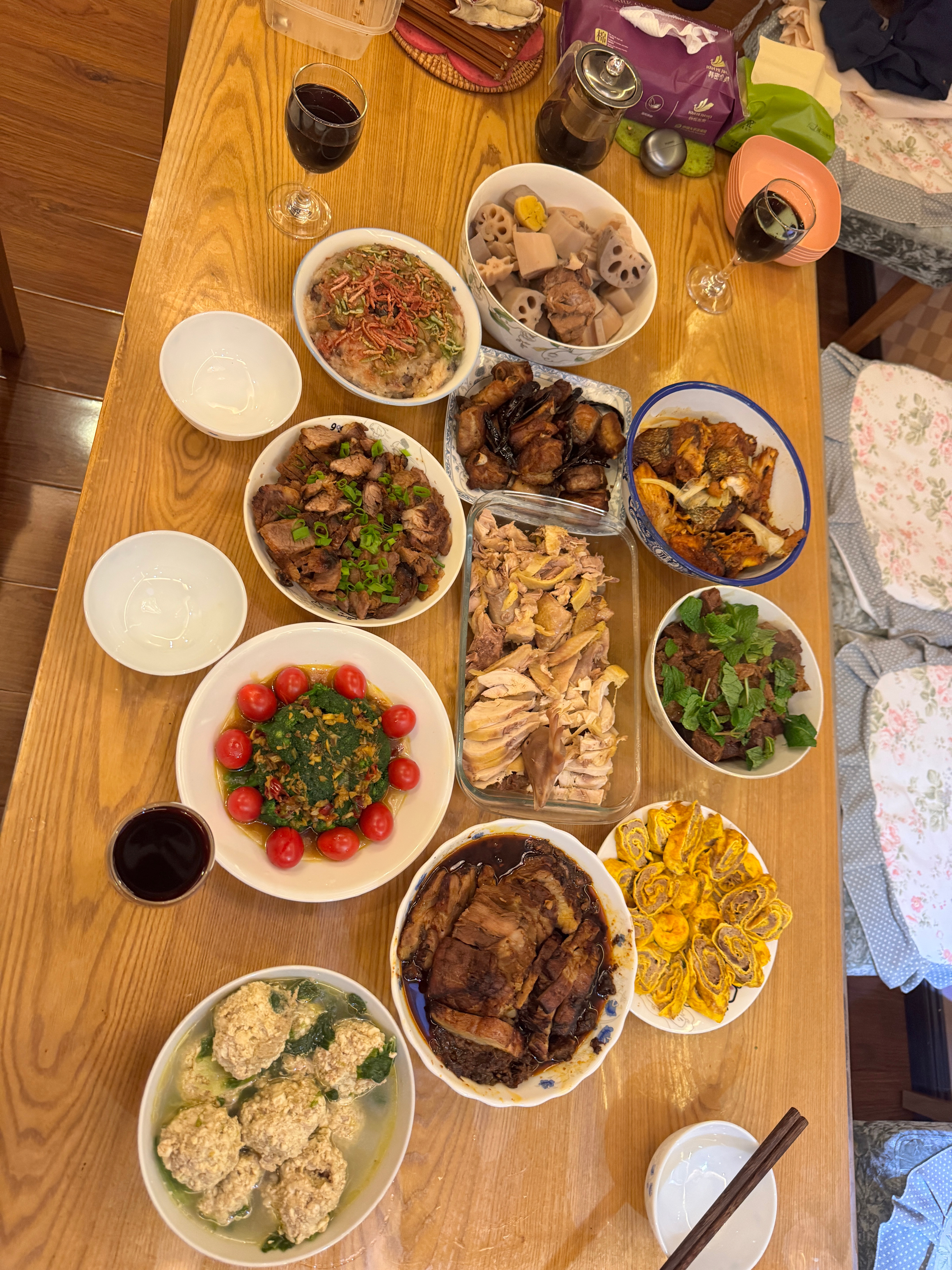 小君在老家云南祝大家春节快乐，看看我家春节的大年初一饭菜，正宗云南菜哦 