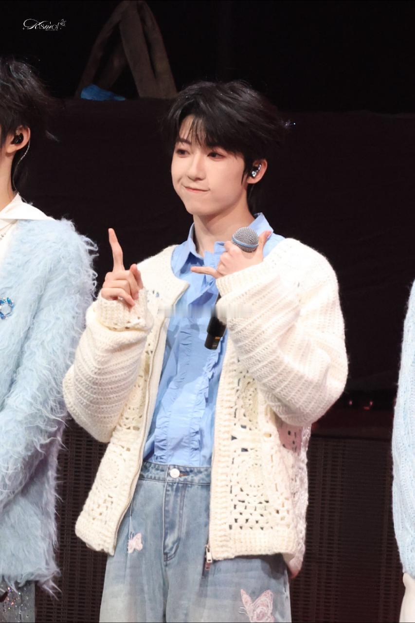 杨博文歪嘴笑哇！这个杨博文也太可爱了吧，期待后面的精彩表现！🎉杨博文荣耀之战路