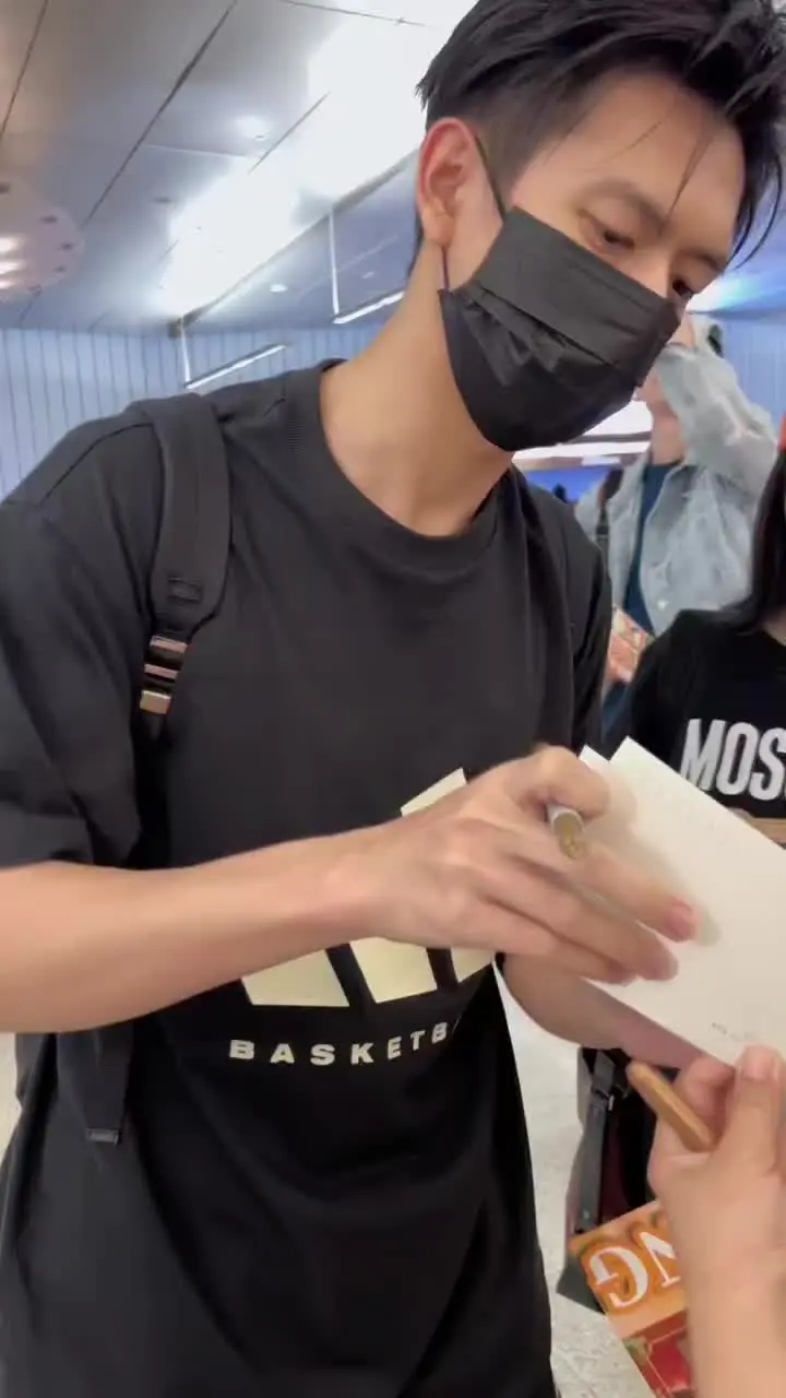 又给粉丝签名了 李现洛杉矶到达