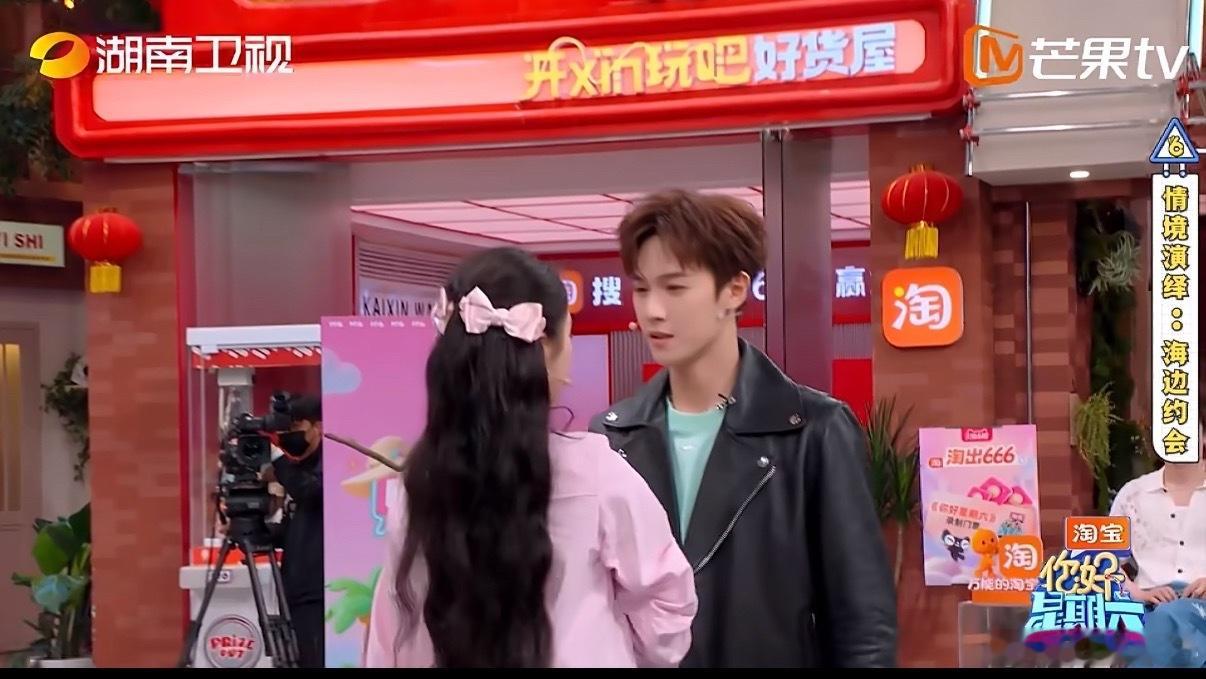 关晓彤李昀锐对视这段心率飙升关晓彤李昀锐对视好养眼绝美同框画面，眼神互动格外细腻