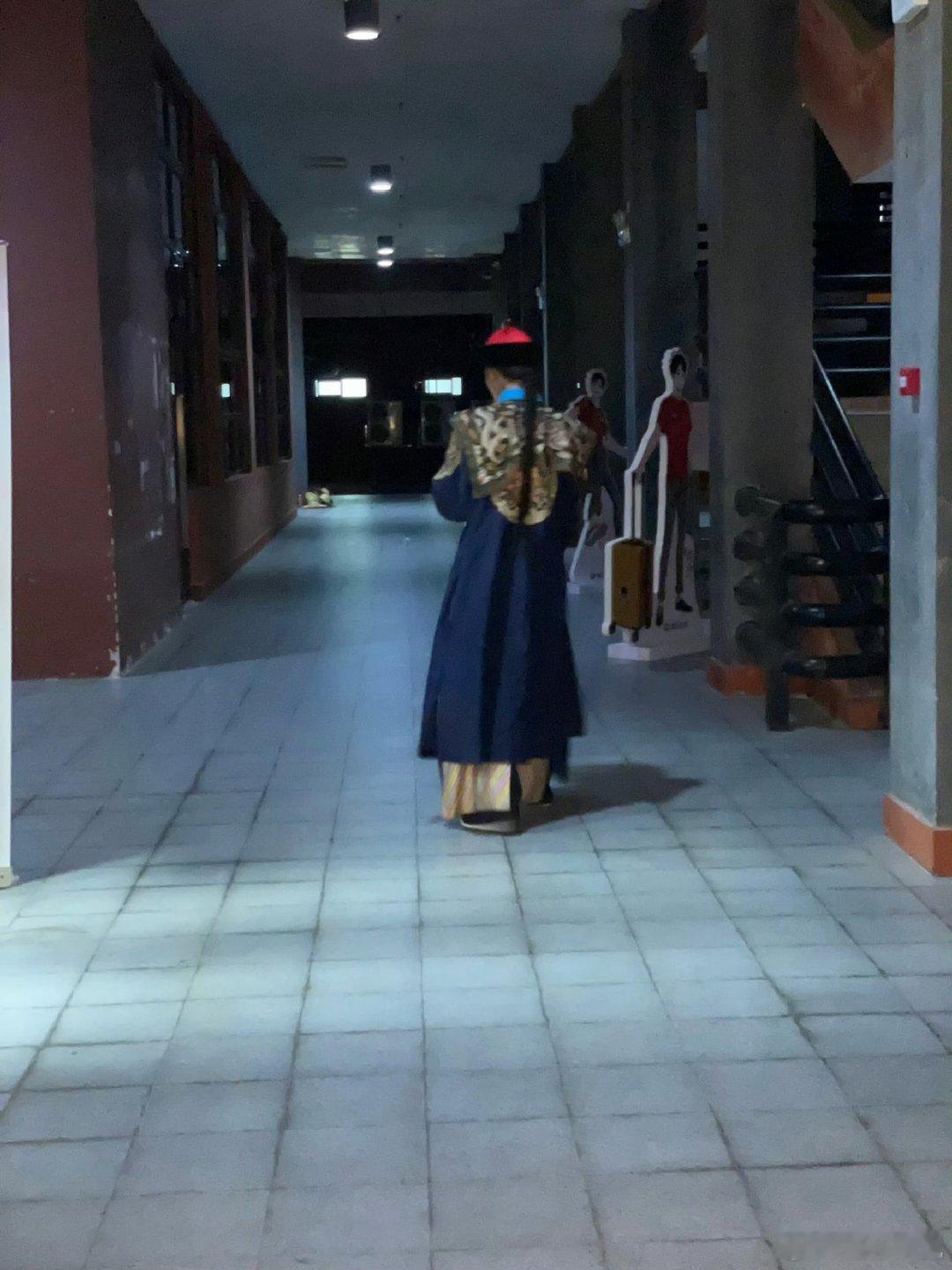 大学生演国漫还得大学生看话痨新生就像每一个怀揣着热情与好奇的大学生，在三百年王爷