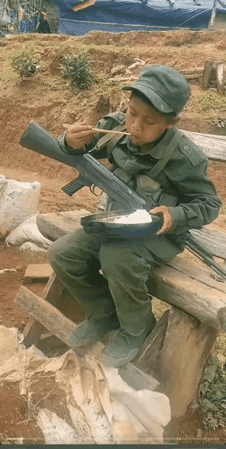 看到佤邦这个不过十一二岁的士兵，心里真不是滋味。这个年纪本应坐在明亮的教室里读书