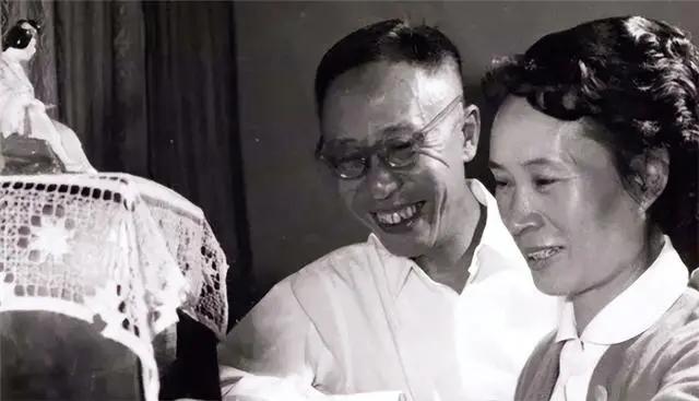 1962年，56岁溥仪迎娶38岁女护士李淑贤。新婚之夜溥仪开着100瓦的灯泡，一