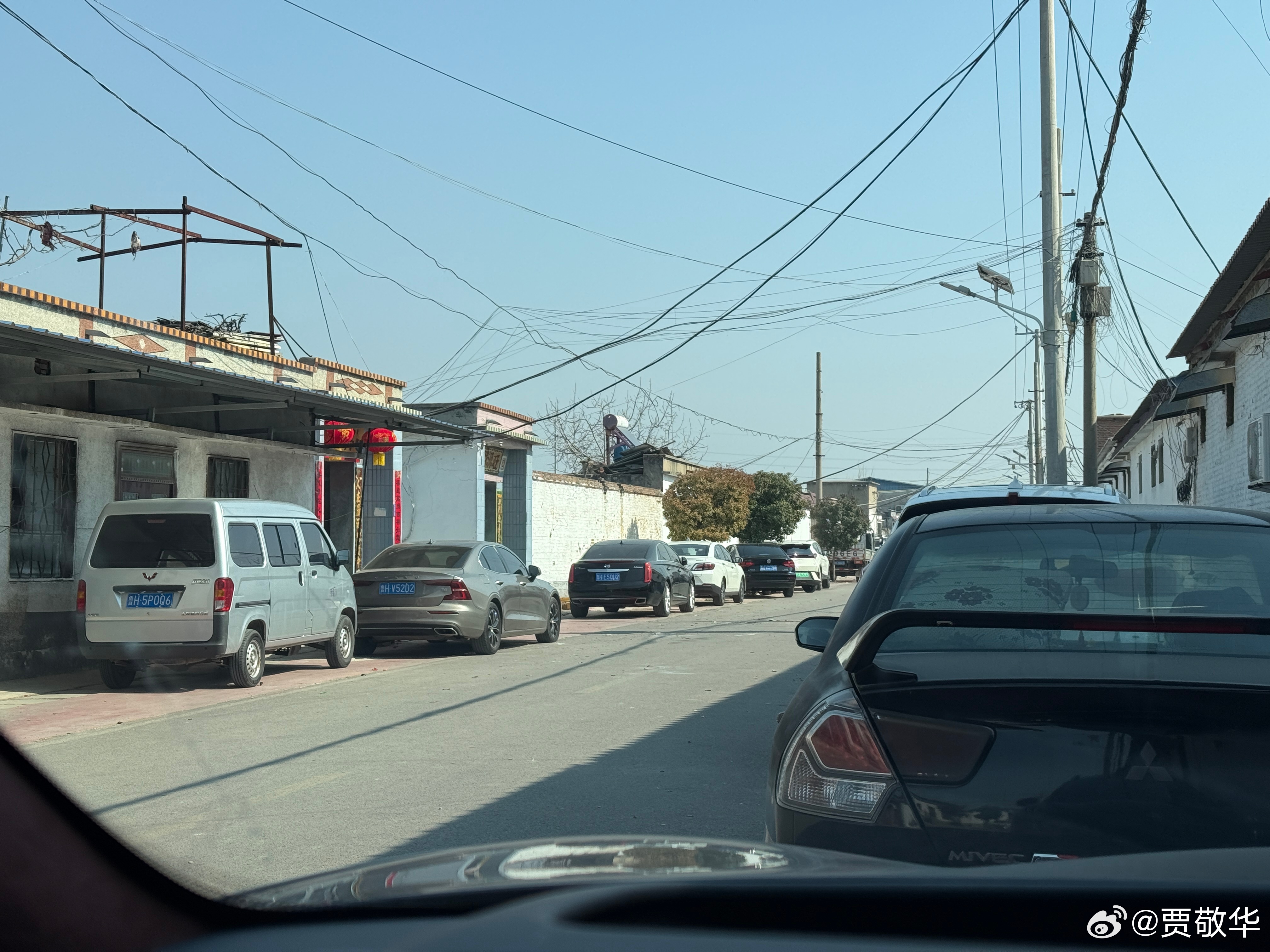 感觉还是老家的油车多，因为他们的车一年基本闲是一个月，买电车都害怕电池坏掉了。 