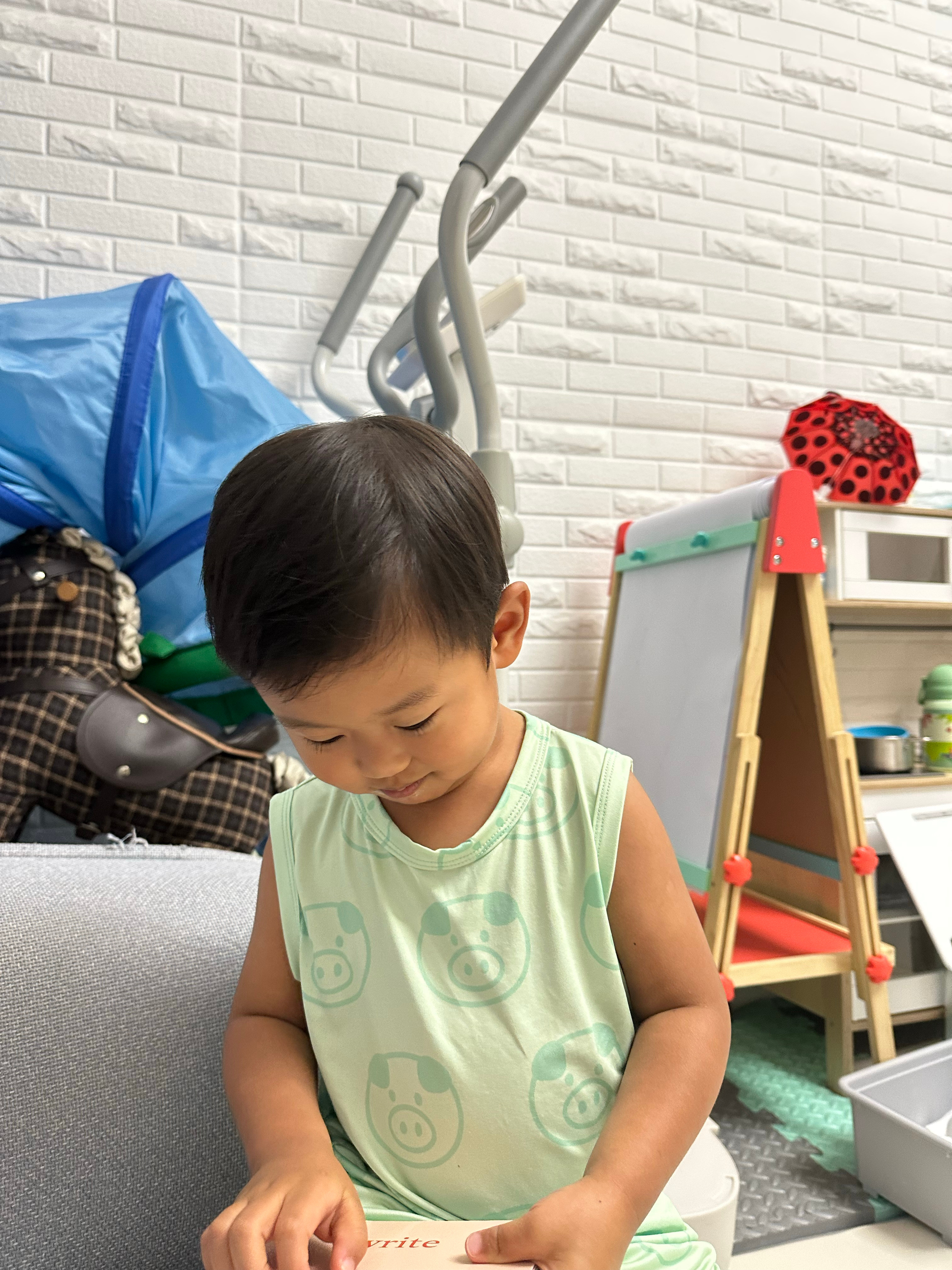 孩子在这各种拖延时间说不想睡觉，服了，你以为我想？我还在这凑热闹呢，我也不想哄睡