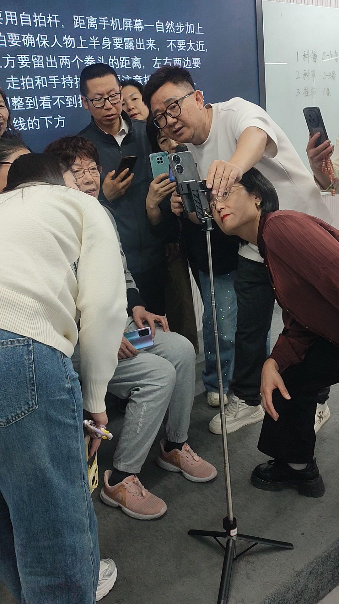 拍全身记得用自拍杆，距离手机屏幕约一自然步。坐着拍要确保人物上半身露出来，人物上