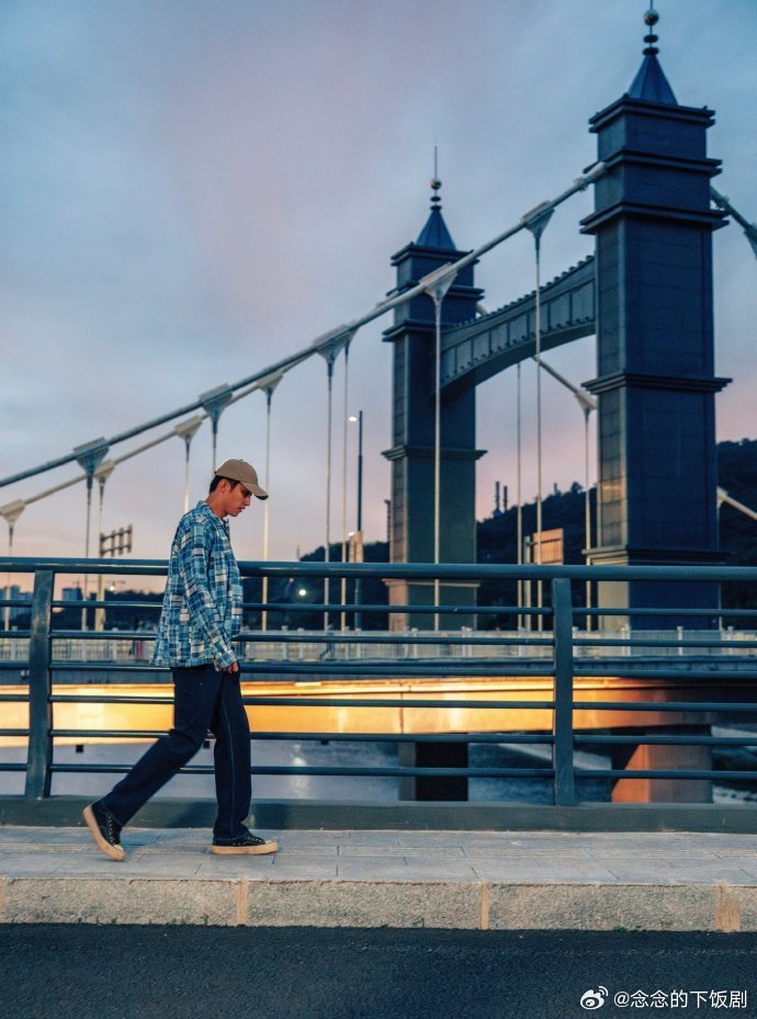 最能共情张小满的是黄景瑜黄景瑜真的太懂张小满了，一句“没享过福就不觉得苦”道尽角