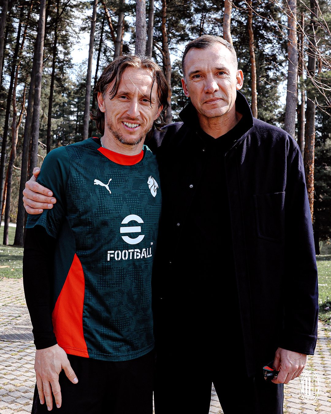 【训练组图】 🔴⚫️ 在传奇名宿舍甫琴科的注视下，球队全力备战周末的意甲联赛。