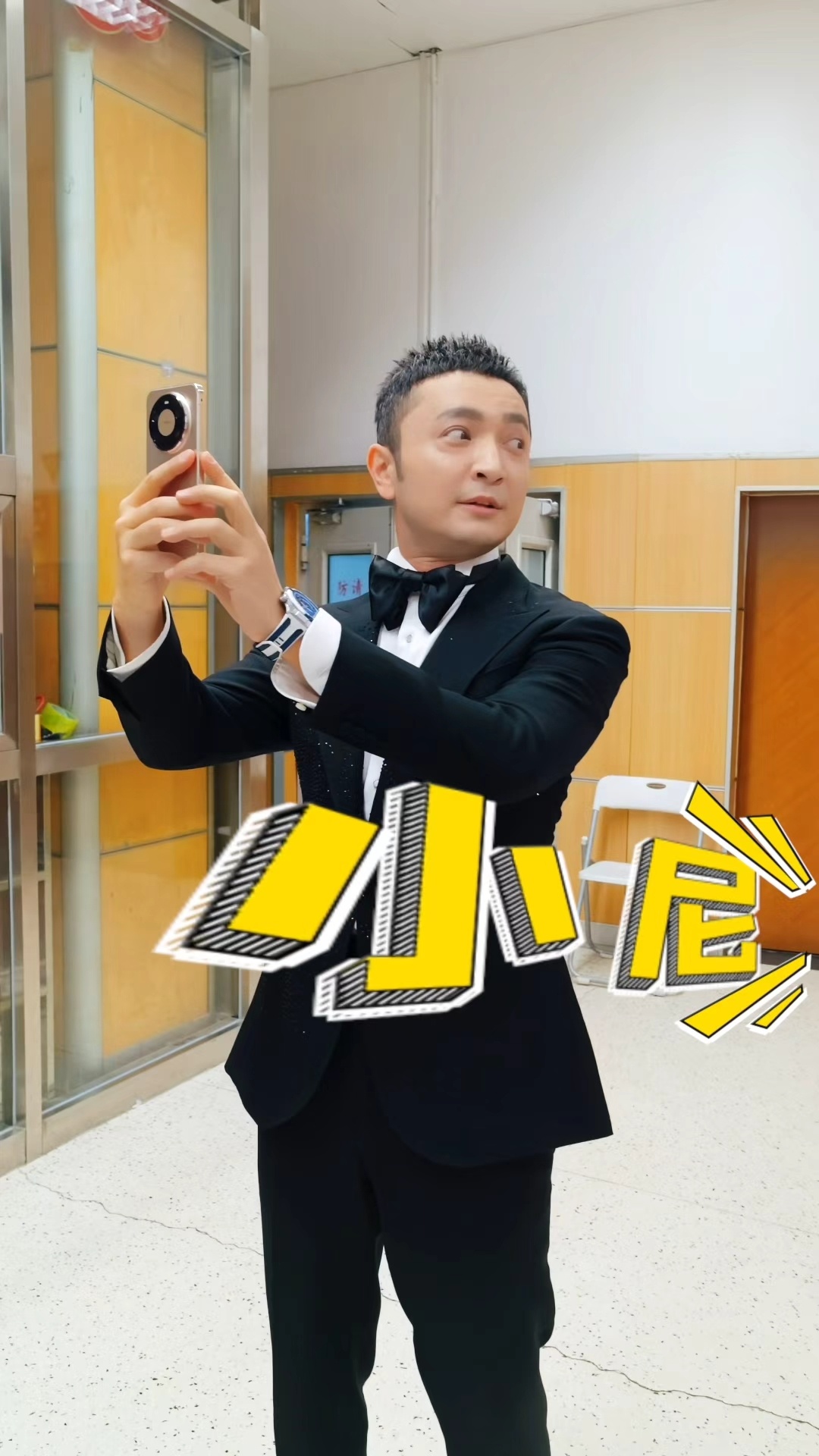 尼格买提Mate80探班春晚后台看完尼格买提用 Mate 80 Pro Max探