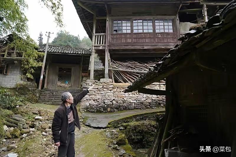 一诺千金！四川男子替人守房25年，老板娘回来处理房子，却发现他还在坚守

四川有