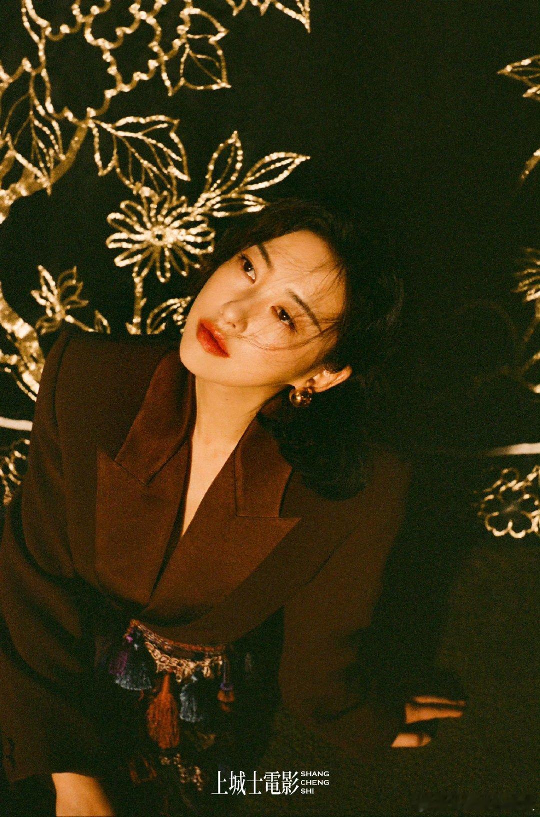 救命！朱珠说女儿王珠宝把她扑倒在地，是爸爸在旁边捣乱，这一家三口也太甜了吧～ 