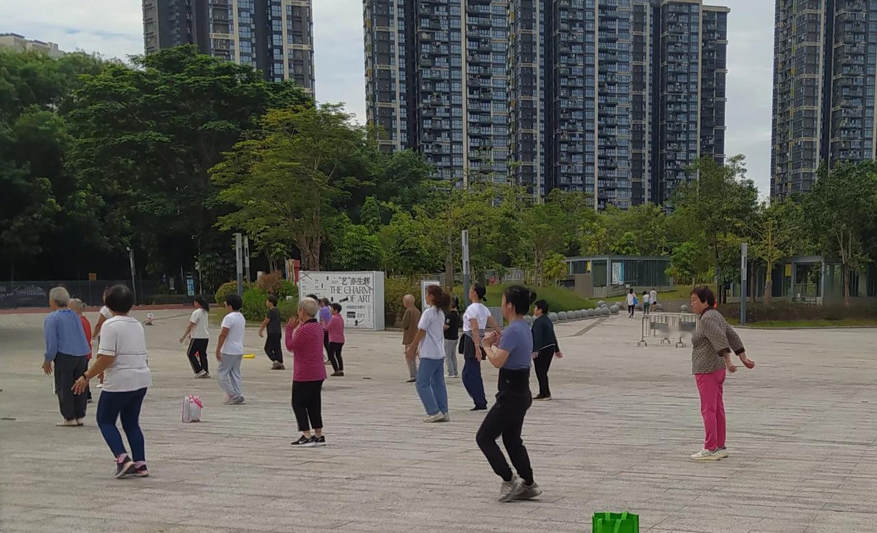 看看这些跳广场舞的老大姐们，她们的衣着不如出去旅游的那些老大姐们漂亮。
出去旅游