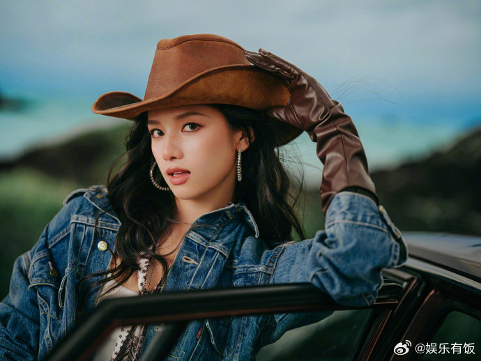 张婧仪西部牛仔既视感 牛仔婧仪上线！生日大片解锁全新风格，牛仔元素加持下的她帅气