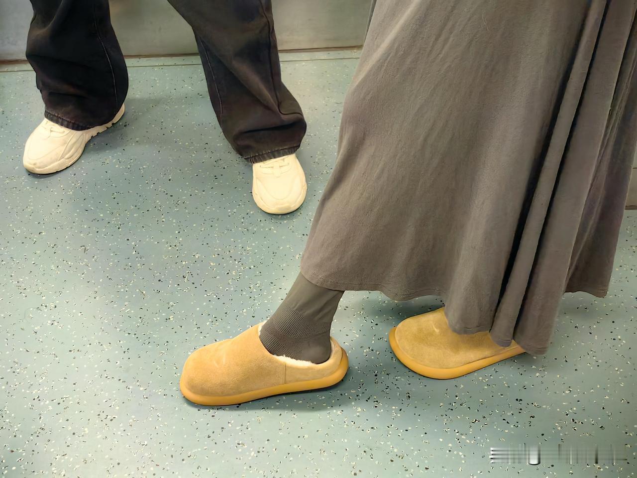 这是拖鞋还是？
乘坐成都地铁上班的时候，看到旁边一位年轻女子，穿着一双奇怪的鞋子