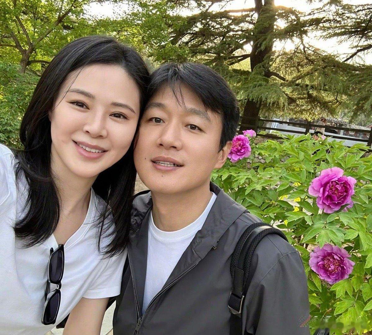 佟大为晒与妻子关悦庆祝16周年结婚纪念日，两人相依相偎漫步在山水之间，你侬我侬，