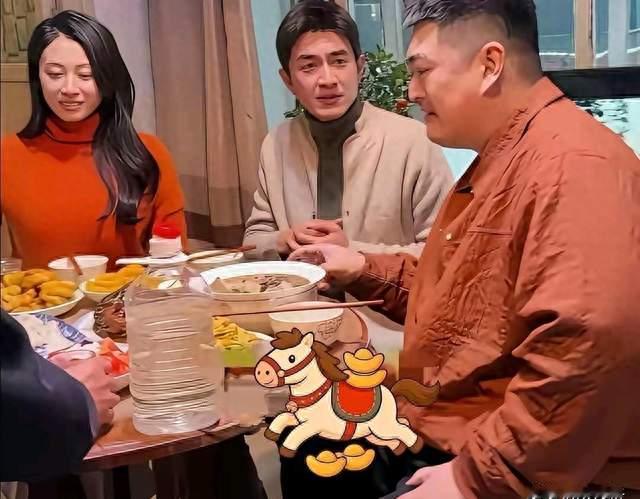 赵本山儿子请林更新吃饭，一桶散酒看呆众人：真朋友不装！