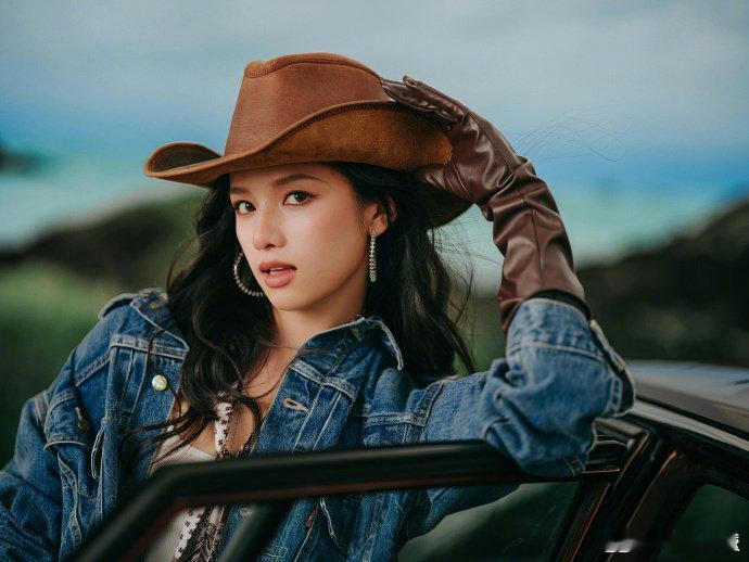 张婧仪西部牛仔既视感 风格大突破！张婧仪生日大片释出，西部牛仔造型野性十足，眼神