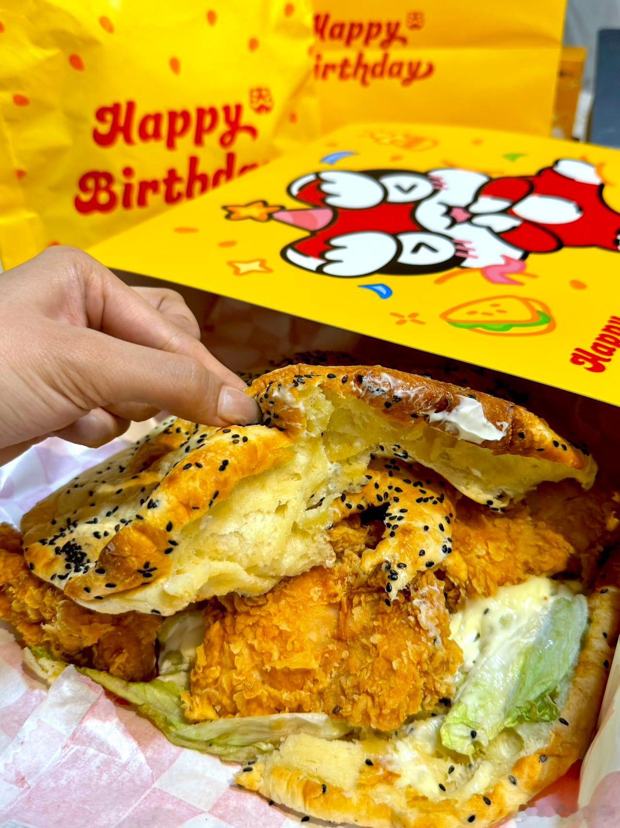 🎉妈耶！不爱吃甜腻生日蛋糕的有福气了[憧憬]！塔斯汀居然上线了生日大汉堡[哇]