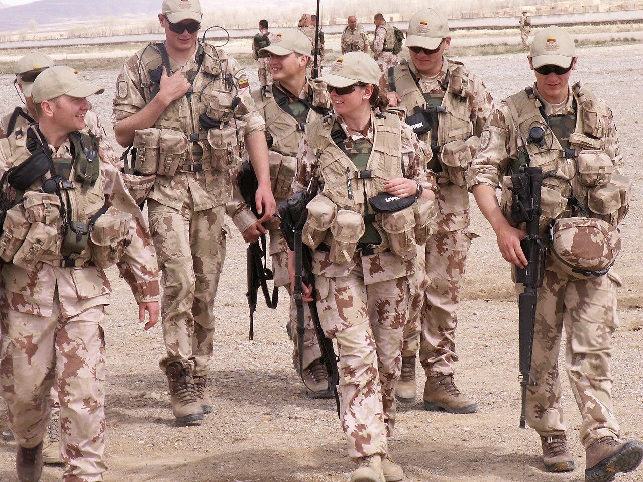 2005年，阿富汗，配备M16A1步枪的立陶宛军队士兵。