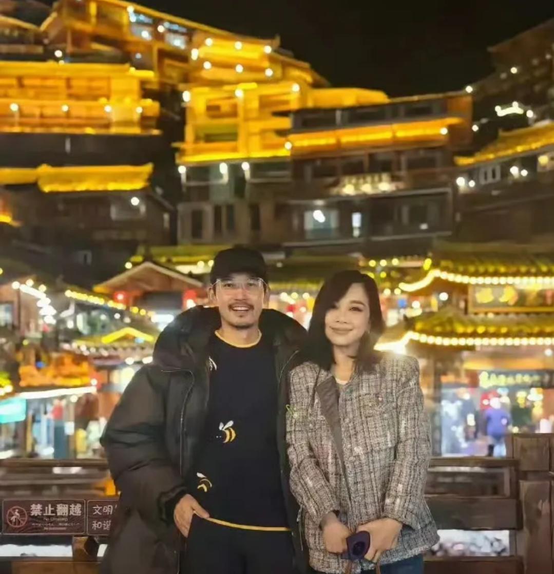 刚才刷视频才知道

他俩竟然是真夫妻，这些年白看电视了