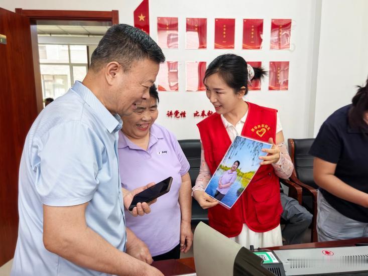 家门口免费拍美照 情暖夕阳幸福晚年

近日，万柏林区南寒街道西华苑东社区联合夕阳