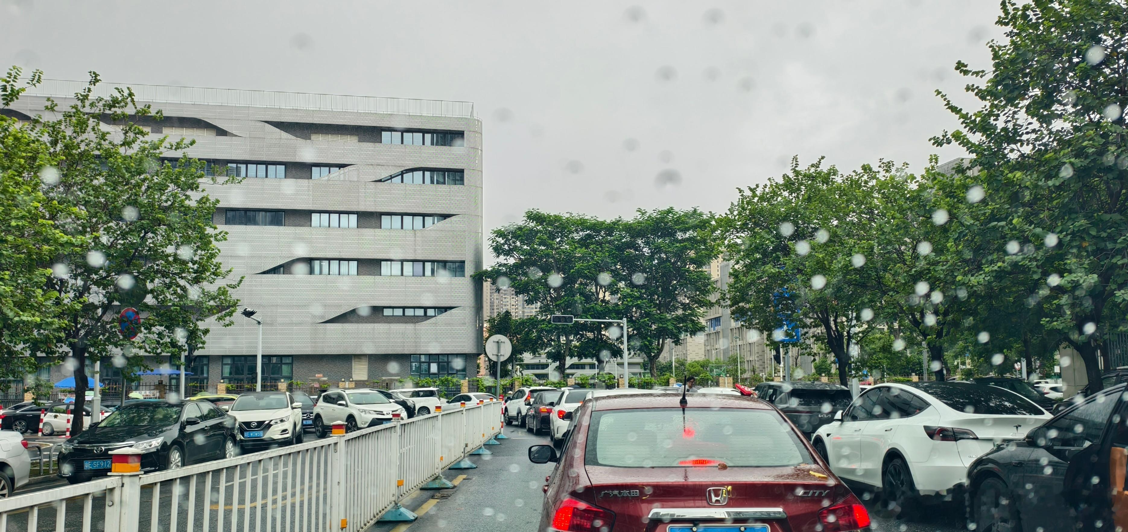 专挑放学下雨🌧️ 