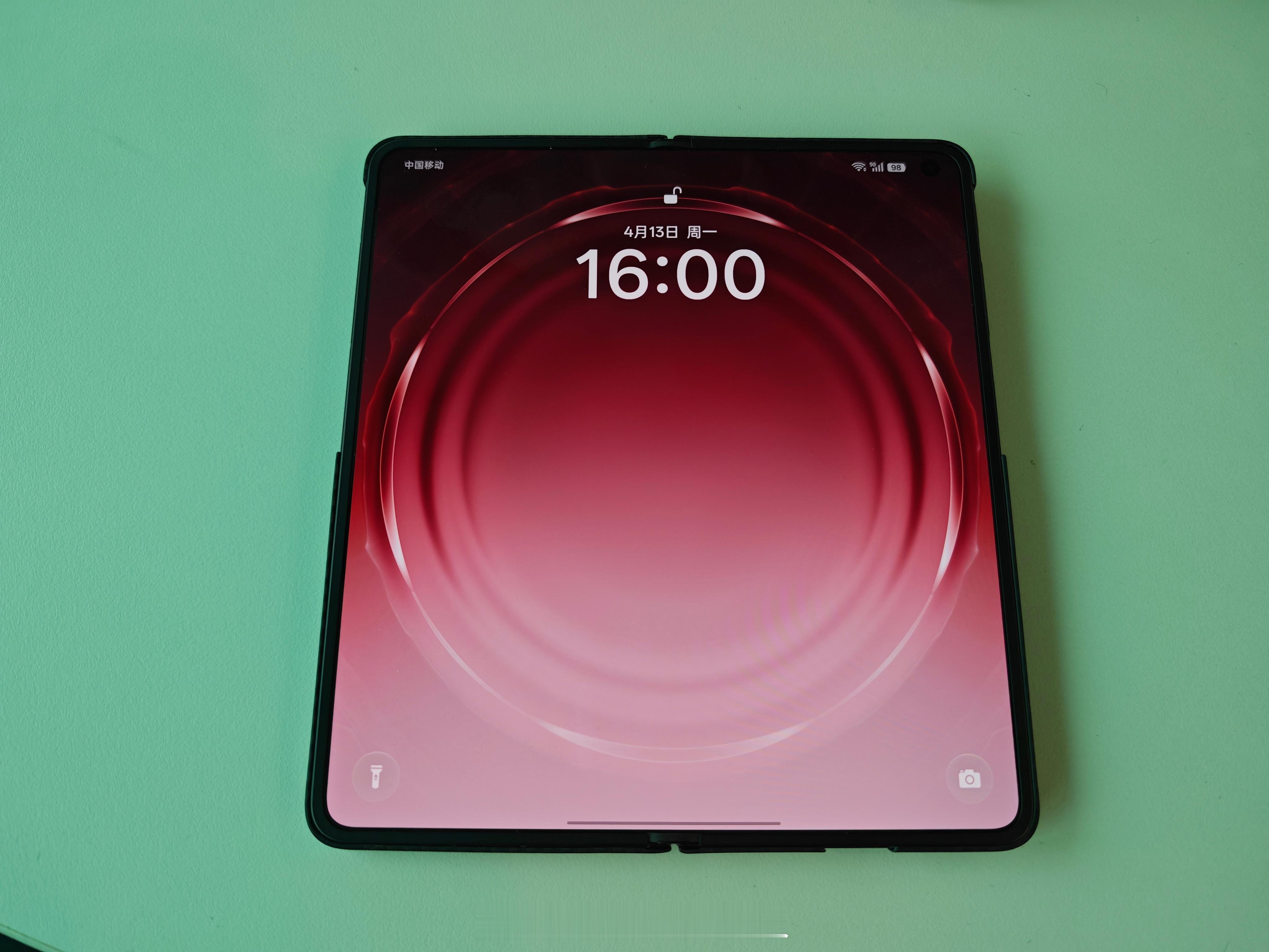 用上了绿厂的Find N6，折痕的确非常小。盲猜今年苹果折叠机也很难超越这个水平