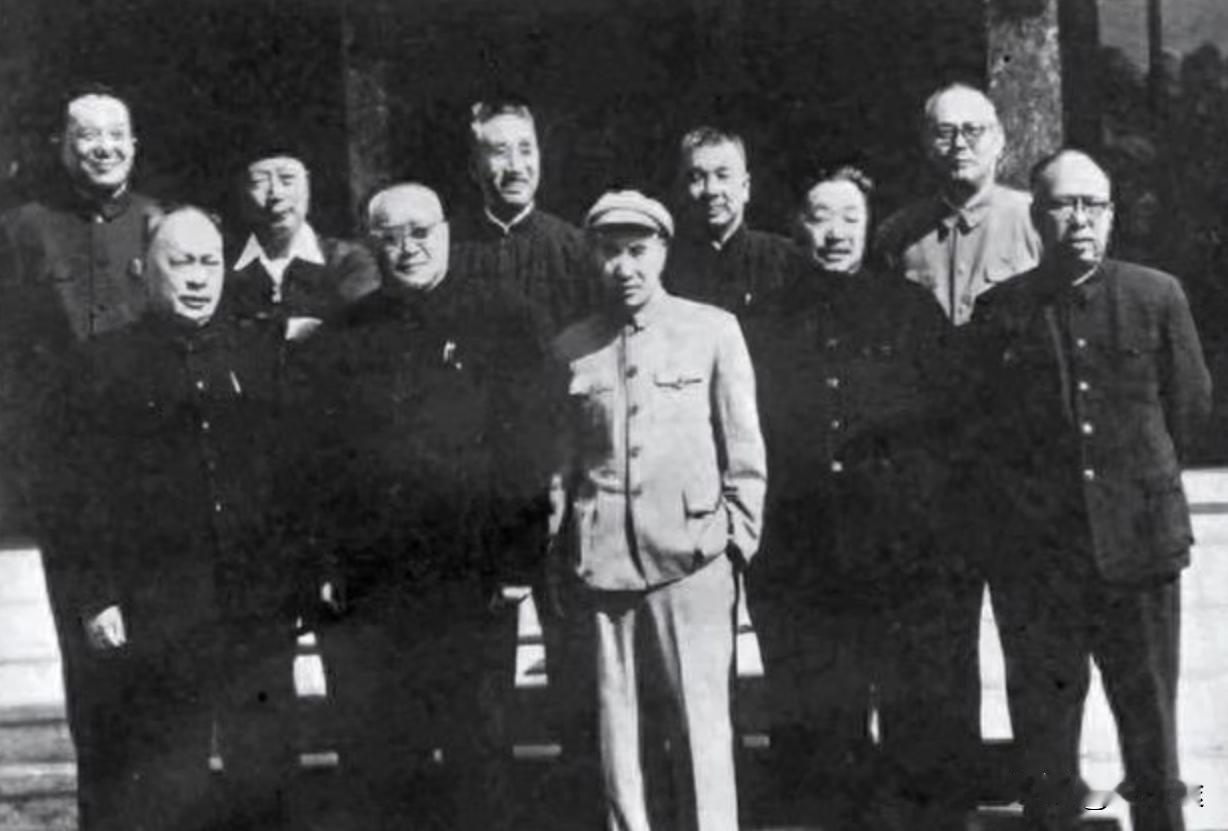 八位元帅合影，看似很平常，其实站位非常讲究

那张照片，很多人手机相册里都有：表