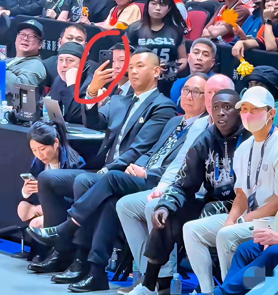 范玮琪老公用的是什么牌子手机拍照