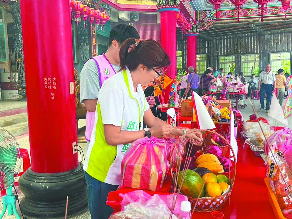 台岛花莲选举突发意外，民进党参选人邱凤英中秋晚会上倒下，再没醒来。

花莲新城乡