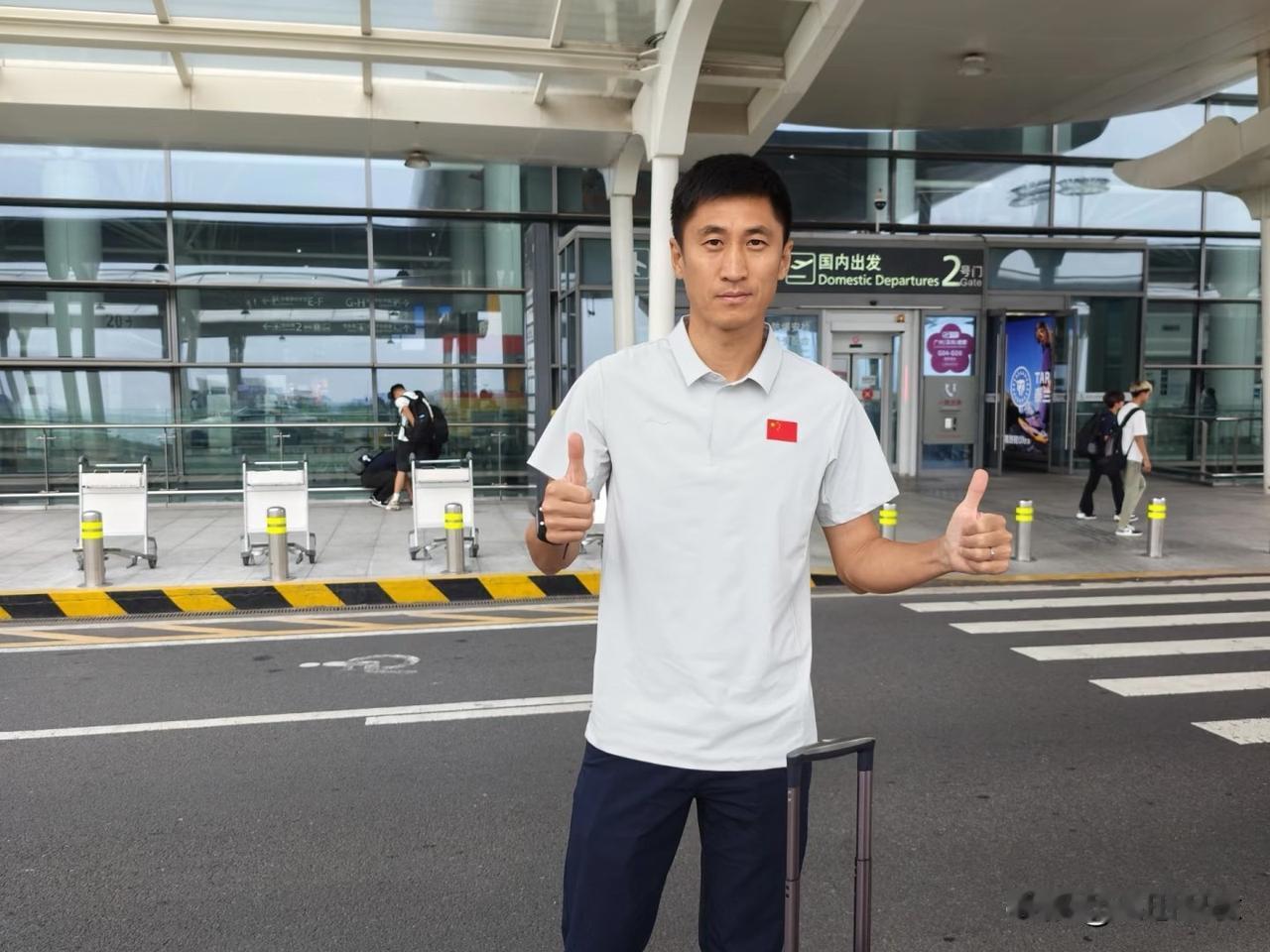 马宁出发，美加墨！中国裁判马宁已经正式踏上前往美国的飞机，准备开始美加墨世界杯的