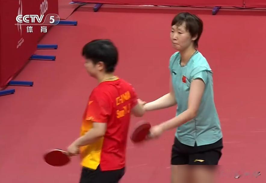 王曼昱跟孙颖莎这场球，打的根本不是乒乓，是人性。
孙颖莎一度10-8领先，手握