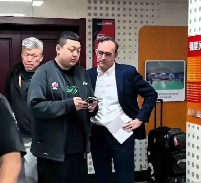 昨夜，辽篮球馆外的风还带着夜色，灯光没完全熄，像在替这场变动打灯

管理层把李洪
